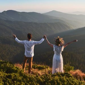 couple-is-holding-hands-top-mountain (1)